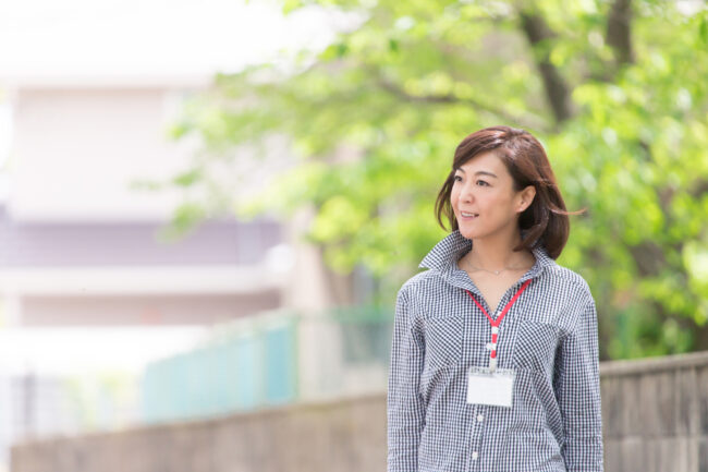 ミドル 女性 屋外