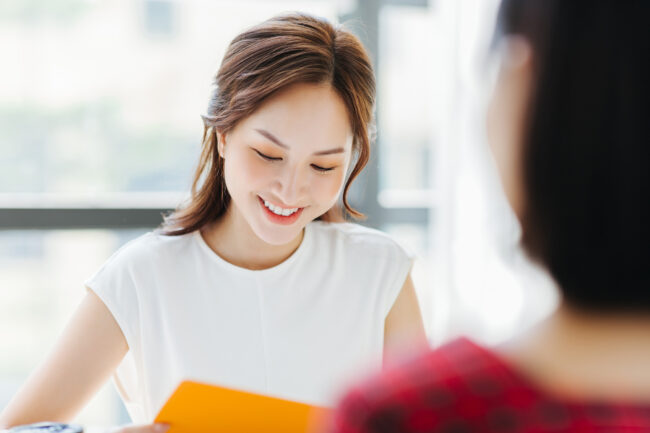 女性　オフィス　笑顔