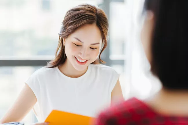 女性 オフィス 笑顔