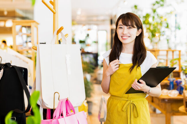 女性 アパレル 笑顔