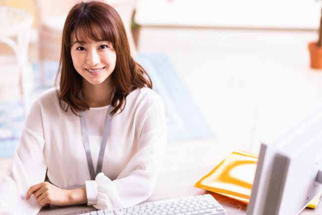 女性 仕事 笑顔