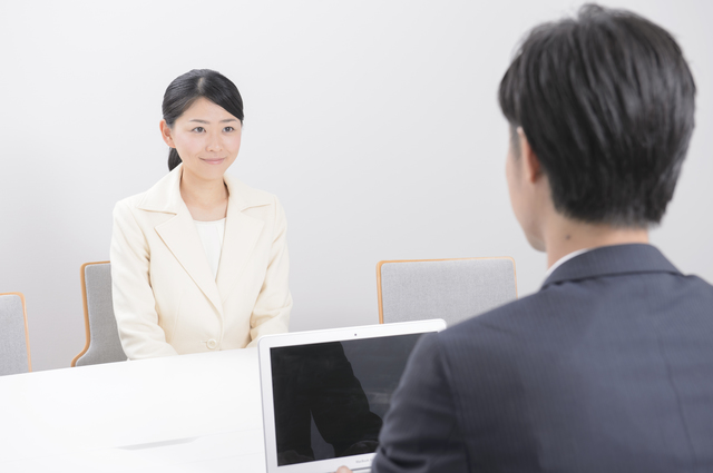 面接を受けている女性