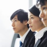 面接を受ける若い女性