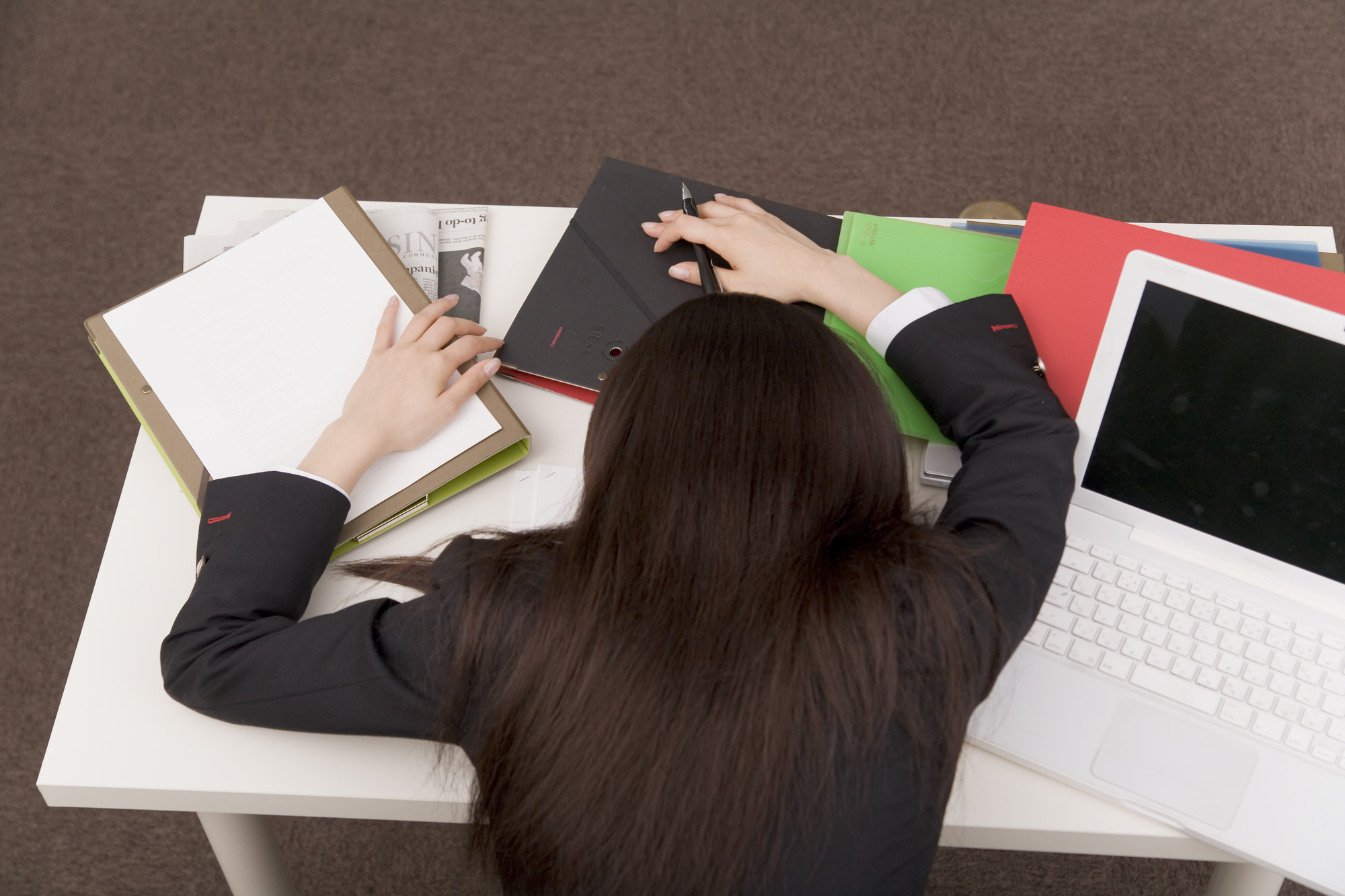 倒れる女性（オフィス）