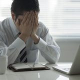 40代の転職で悩む男性