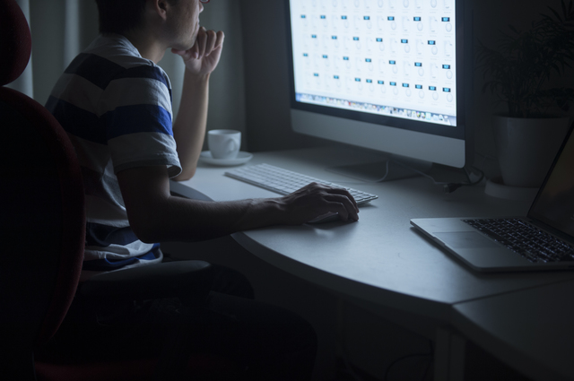 深夜まで仕事をする男性