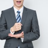 納得する30代のサラリーマン