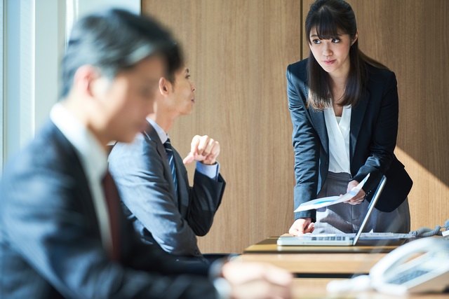 会社に相談する女性