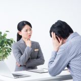 スーツで相談する男女