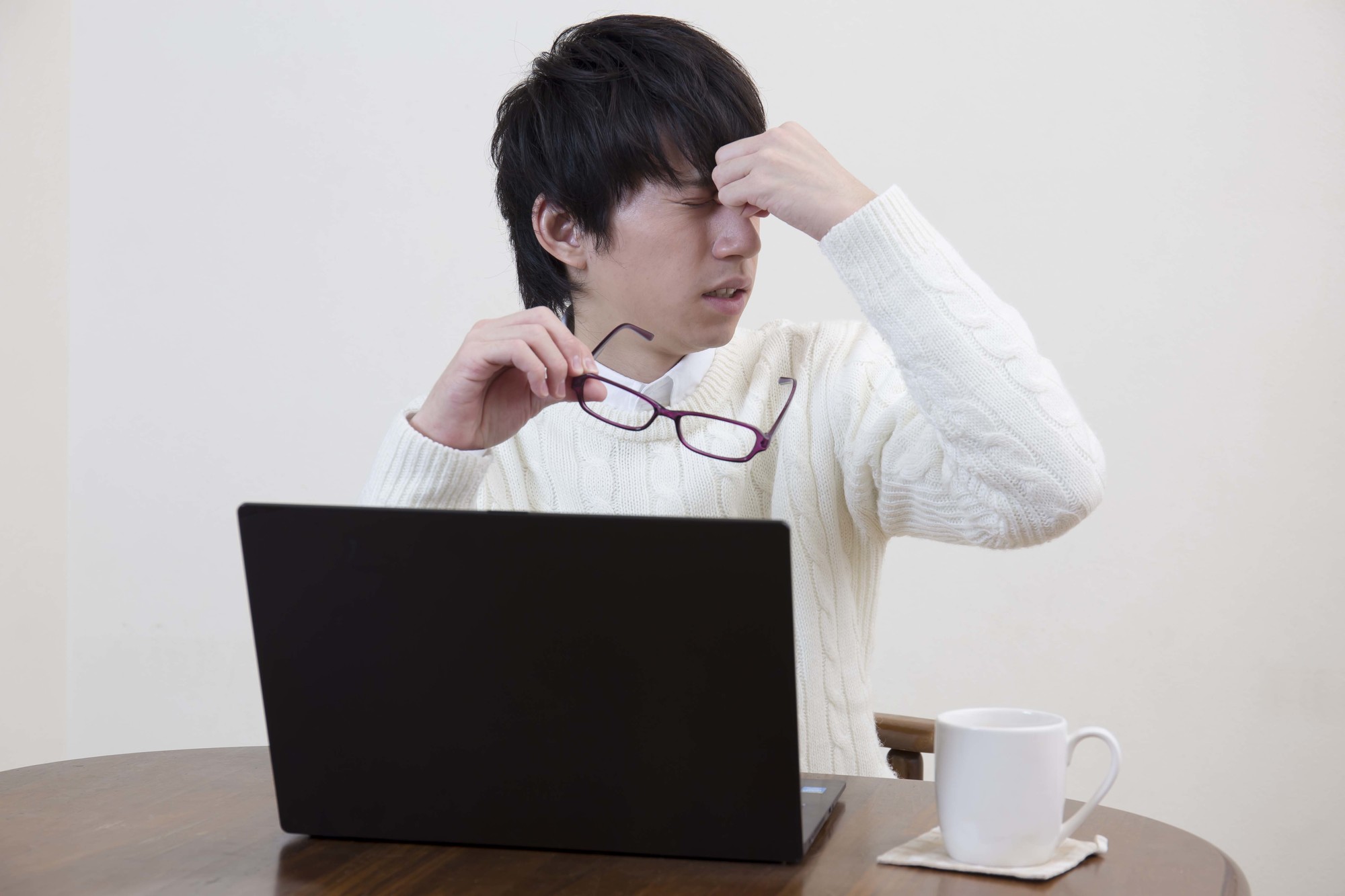 パソコンで目が疲れる男性