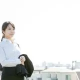 面接へ向かう女性