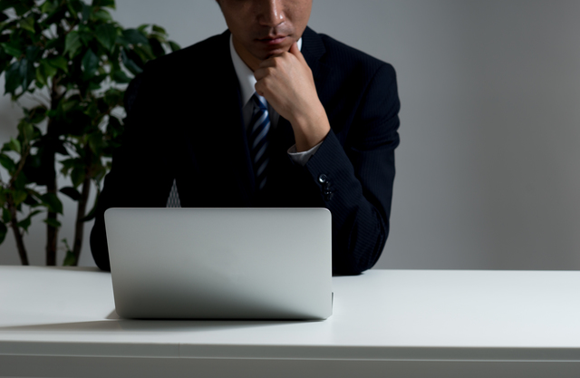 求人に悩む男性