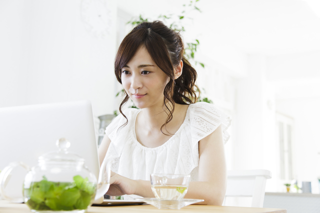 PCから申込む女性