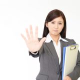 手で止める女性