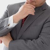 悩む40代のおじさん