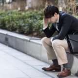 うつ病で悩む男性