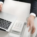 デスクの電話をとる