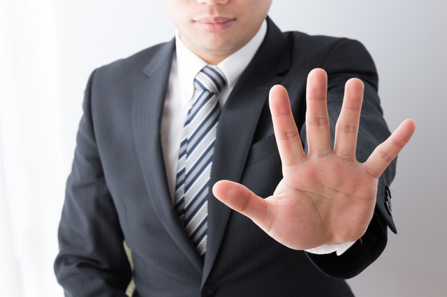 手で止める男性