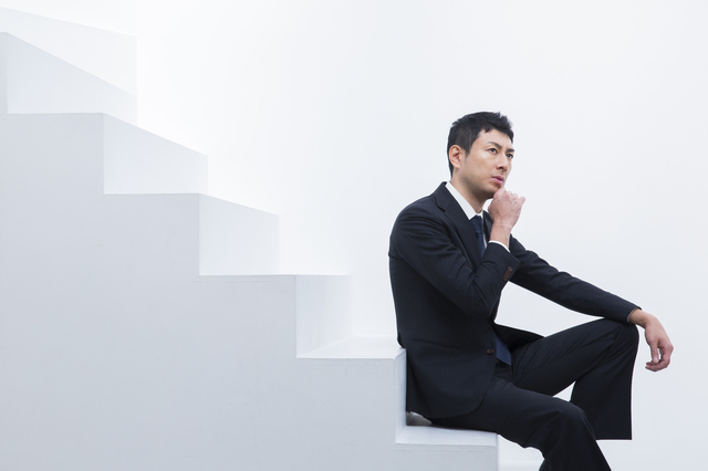 退職について悩む男性