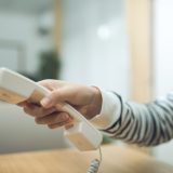 電話をする女性