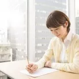 資格の勉強を進める女性