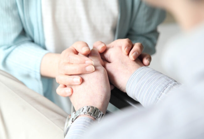 介護　手を握る