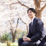 既卒の就活はいつからスタートさせる？入社時期や内定がでるタイミングとは