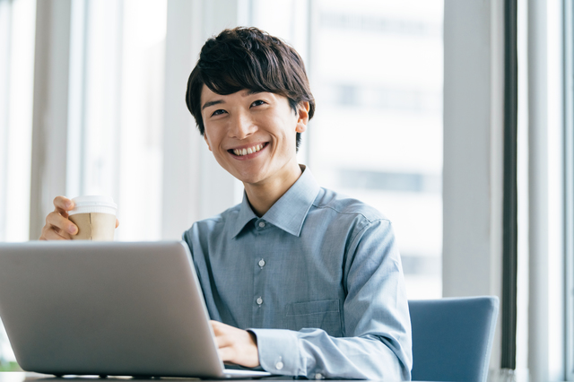 PC　男性　笑顔