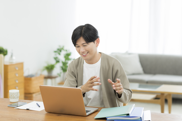 PC　男性　会議