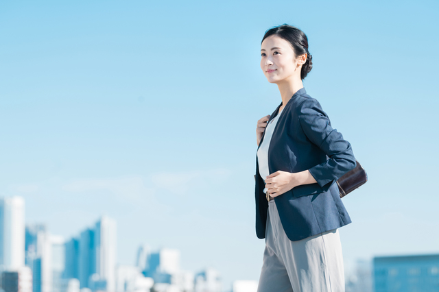 スーツ 女性 青空