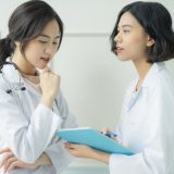 看護師が偉そうといわれるのはなぜ?理由と嫌な同僚への対処法を徹底解説