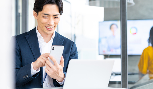 スマホを操作する男性