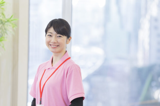 介護　女性　ピンク
