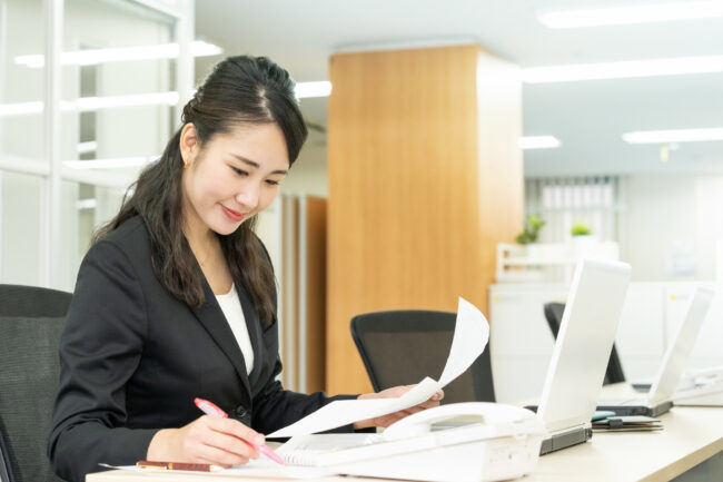 デスクワーク　女性