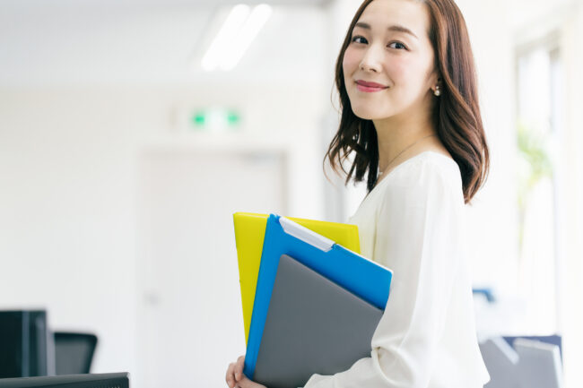 オフィス　ファイルを持つ女性