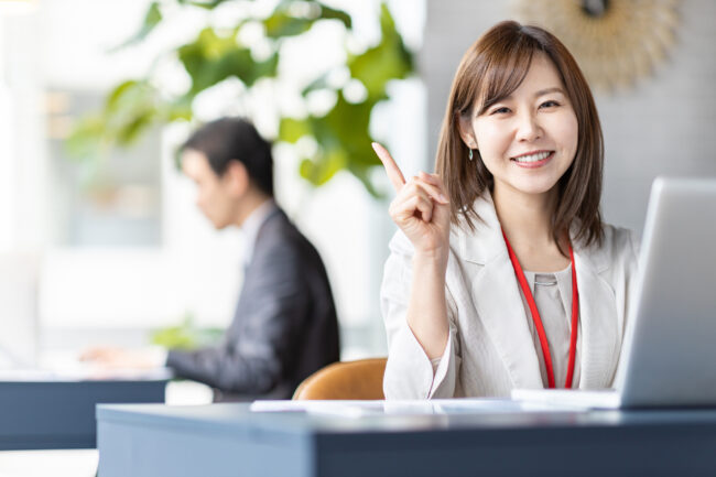 デスクワーク　女性　笑顔