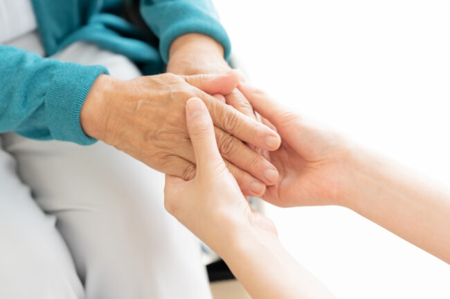 おばあちゃんの手を握る