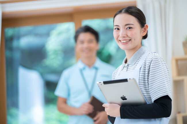 介護　女性　笑顔