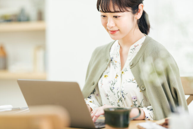 事務　女性　私服