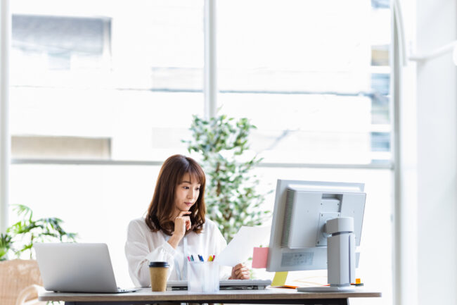 デスクワーク　女性　考える