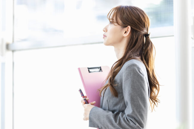 スーツ　女性　横顔