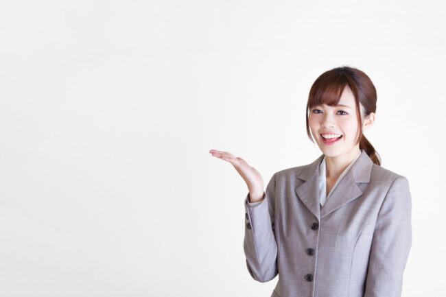 スーツ　女性　笑顔