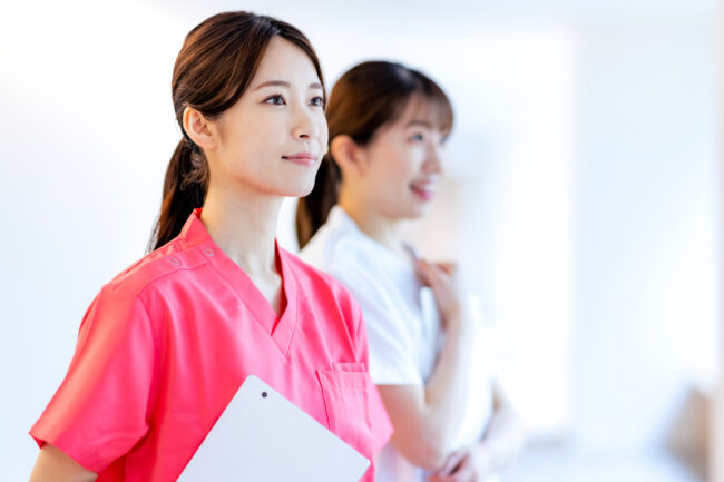 介護　女性　ピンク