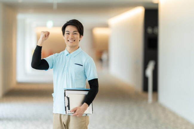 介護　男性　ガッツポーズ