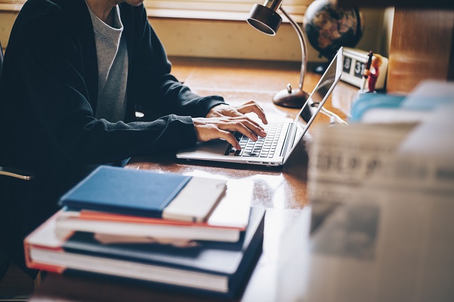 在宅勤務の服装は何がベスト?会議で好印象を与えるファッションを紹介