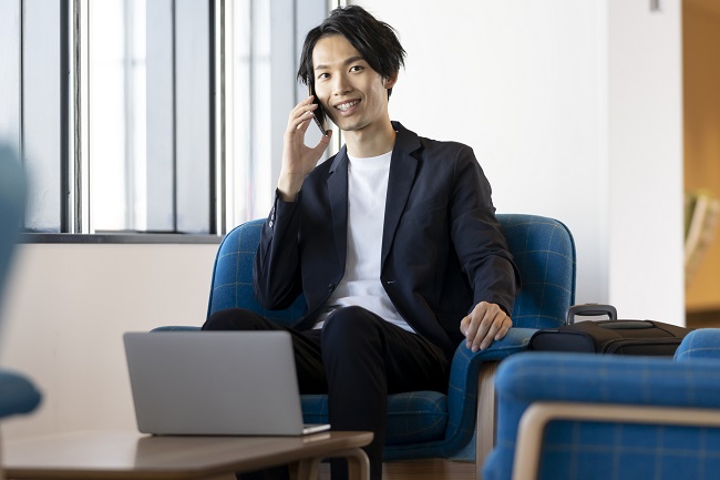 在宅勤務の服装は何がベスト?会議で好印象を与えるファッションを紹介