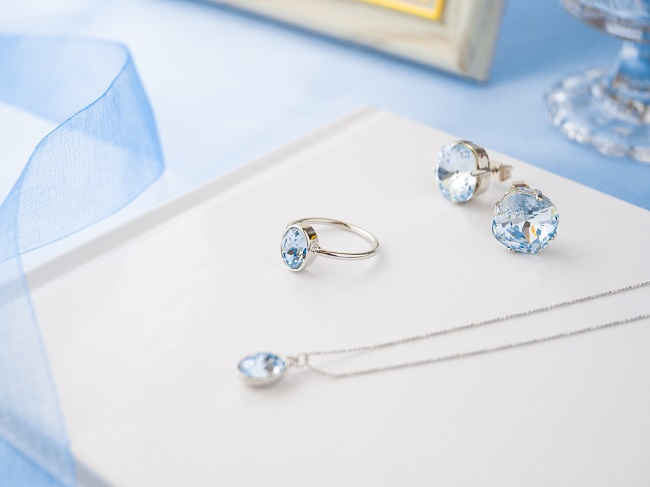 在宅勤務の服装は何がベスト?会議で好印象を与えるファッションを紹介